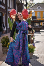 Laden Sie das Bild in den Galerie-Viewer, Yaro vävd sjal - La Fleur Meta Petrol Purple Fuchsia Tencel - 70% bomull, 30% tencel - Utförsäljning!
