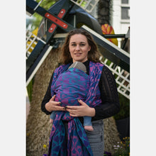 Laden Sie das Bild in den Galerie-Viewer, Yaro vävd sjal - La Fleur Meta Petrol Purple Fuchsia Tencel - 70% bomull, 30% tencel - Utförsäljning!
