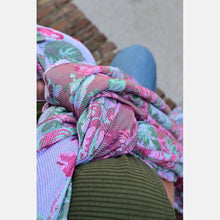 Ladda upp bild till gallerivisning, Yaro ringsjal - La Peonia Trinity Fuchsia Green Tencel Ring Sling - 80% bomull, 20% tencel - Utförsäljning!
