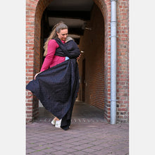 Laden Sie das Bild in den Galerie-Viewer, Yaro vävd sjal - La Vita Duo Black Alpaca Red Glam - 69% bomull, 30% baby alpacka, 1% glitter - Utförsäljning!
