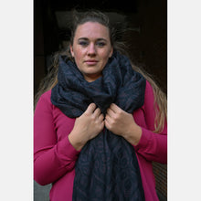 Laden Sie das Bild in den Galerie-Viewer, Yaro vävd sjal - La Vita Duo Black Alpaca Red Glam - 69% bomull, 30% baby alpacka, 1% glitter - Utförsäljning!

