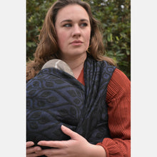 Laden Sie das Bild in den Galerie-Viewer, Yaro vävd sjal - La Vita Puffy Black Navy Alpaca Wool - 40% bomull, 40% Baby alpacka, 20% merinoull - Utförsäljning!
