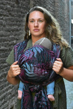 Laden Sie das Bild in den Galerie-Viewer, Yaro ringsjal - Oasis Duo Black Random Blues Modal Silk Ring Sling - 70% bomull, 30% modal
