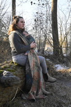 Laden Sie das Bild in den Galerie-Viewer, Yaro vävd sjal - Oasis Trinity Yellow Blue Red Wool Tencel - 50% bomull, 30% merinoull, 20% tencel - Utförsäljning!
