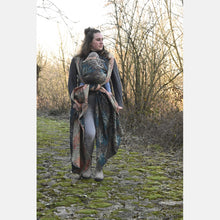 Laden Sie das Bild in den Galerie-Viewer, Yaro vävd sjal - Oasis Trinity Yellow Blue Red Wool Tencel - 50% bomull, 30% merinoull, 20% tencel - Utförsäljning!
