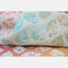 Laden Sie das Bild in den Galerie-Viewer, Yaro ringsjal - Petals Ultra Bonbon Rainbow Linen Ring Sling - 60% bomull, 30% linne, 5% seacell och 5% kapok
