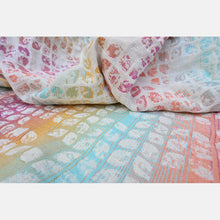 Laden Sie das Bild in den Galerie-Viewer, Yaro ringsjal - Petals Ultra Bonbon Rainbow Linen Ring Sling - 60% bomull, 30% linne, 5% seacell och 5% kapok
