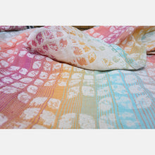 Laden Sie das Bild in den Galerie-Viewer, Yaro ringsjal - Petals Ultra Bonbon Rainbow Linen Ring Sling - 60% bomull, 30% linne, 5% seacell och 5% kapok
