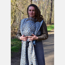 Laden Sie das Bild in den Galerie-Viewer, Yaro vävd sjal - Pussycat Duo Brown Light-Blue Silk - 90% bomull, 10% silke
