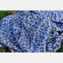 Laden Sie das Bild in den Galerie-Viewer, Yaro vävd sjal - Pussycat Duo Brown Light-Blue Silk - 90% bomull, 10% silke
