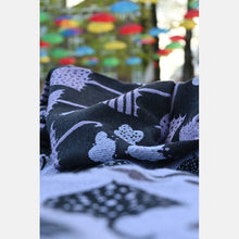 Laden Sie das Bild in den Galerie-Viewer, Yaro ringsjal - Rainfall Duo Black Lavender White Seacell Ring Sling - 90% bomull, 10% seacell - Utförsäljning!
