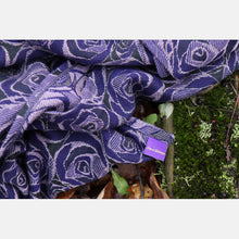 Ladda upp bild till gallerivisning, Yaro ringsjal - Roses Duo Violet Lilac Tencel Seacell Ring Sling - 55% bomull, 30% tencel, 15% seacell
