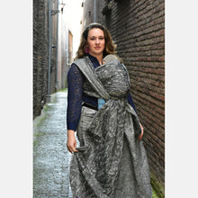 Laden Sie das Bild in den Galerie-Viewer, Yaro vävd sjal - Terra Duo Grey Black Wool Bouclel - 70% bomull, 25% merinoull, 5% polyamid
