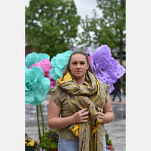 Laden Sie das Bild in den Galerie-Viewer, Yaro ringsjal - Terra Duo Yellow Olive Lilac Seacell Flame Ring Sling - 85% bomull, 15% seacell - Utförsäljning!
