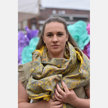 Laden Sie das Bild in den Galerie-Viewer, Yaro ringsjal - Terra Duo Yellow Olive Lilac Seacell Flame Ring Sling - 85% bomull, 15% seacell - Utförsäljning!

