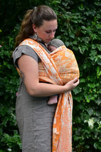 Ladda upp bild till gallerivisning, Yaro ringsjal - Flowersnake Duo Honey Orange Tencel Ring Sling - 70% bomull, 30% tencel
