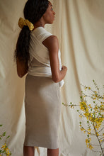 Laden Sie das Bild in den Galerie-Viewer, Coracor Natural Dye Walnut trikåsjal
