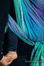 Laden Sie das Bild in den Galerie-Viewer, Lenny Lamb Woven Baby Wrap/Vävd sjal - PEACOCK’S TAIL - FANTASY - 100% bomull
