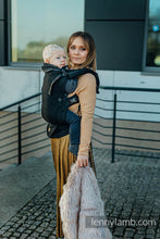 Ladda upp bild till gallerivisning, LennyUpGrade Carrier - PEACOCK&#39;S TAIL - PITCH BLACK - 59% bomull, 41% merinoull
