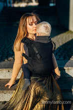 Ladda upp bild till gallerivisning, LennyUpGrade Carrier - PEACOCK&#39;S TAIL - PITCH BLACK - 59% bomull, 41% merinoull
