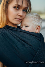 Laden Sie das Bild in den Galerie-Viewer, Lenny Lamb Woven Baby Wrap/Vävd sjal - PEACOCK&#39;S TAIL - PITCH BLACK - 59% bomull, 41% merinoull
