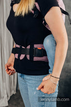 Laden Sie das Bild in den Galerie-Viewer, Utgår! - LennyPreschool Carrier - LITTLE HERRINGBONE OMBRE PINK - 100% bomull

