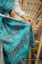 Load image into Gallery viewer, Lenny Lamb Woven Baby Wrap/Vävd sjal - WILD WINE - ALLURE - 100% bomull
