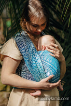 Laden Sie das Bild in den Galerie-Viewer, Lenny Lamb Woven Baby Wrap/Vävd sjal - PEACOCK&#39;S TAIL - SEA ANGEL - 100% bambu viskos
