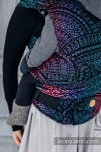 LennyHybrid Half Buckle Carrier - PEACOCK'S TAIL - BLACK OPAL - 60% Bomull, 28% merinoull, 8% silke, 4% kashmir - Standard