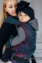 Ladda upp bild till gallerivisning, LennyHybrid Half Buckle Carrier - PEACOCK&#39;S TAIL - BLACK OPAL - 60% Bomull, 28% merinoull, 8% silke, 4% kashmir - Standard
