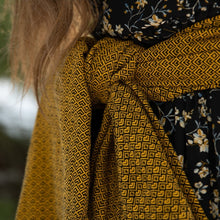 Ladda upp bild till gallerivisning, Vanamo Woven Wrap/Vävd sjal - Lempi Aurinko - 100% bomull
