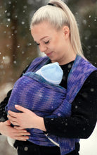 Laden Sie das Bild in den Galerie-Viewer, Vanamo Woven Wrap/Vävd sjal - Kaiku Horsma, newborn - 100% ekologisk bomull
