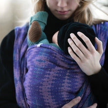 Laden Sie das Bild in den Galerie-Viewer, Vanamo Woven Wrap/Vävd sjal - Kaiku Horsma, newborn - 100% ekologisk bomull
