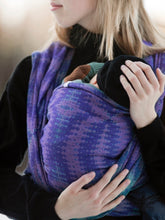 Laden Sie das Bild in den Galerie-Viewer, Vanamo Woven Wrap/Vävd sjal - Kaiku Horsma, newborn - 100% ekologisk bomull
