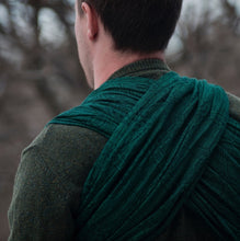 Laden Sie das Bild in den Galerie-Viewer, Vanamo Woven Wrap/Vävd sjal - Kide Emerald, newborn - 100% ekologisk bomull
