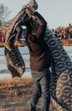 Laden Sie das Bild in den Galerie-Viewer, Vanamo Woven Wrap/Vävd sjal - Kaiku Ukkonen - 100% ekologisk bomull

