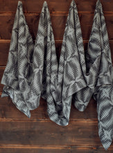 Laden Sie das Bild in den Galerie-Viewer, Vanamo Woven Wrap/Vävd sjal - Kaiku Ukkonen - 100% ekologisk bomull

