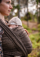 Laden Sie das Bild in den Galerie-Viewer, Förboka! - Vanamo Woven Wrap/Vävd sjal - Kide Kaneli - 90% ekologisk bomull, 10% kapok
