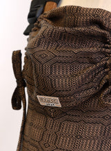 Ladda upp bild till gallerivisning, Wompat ILO Baby Carrier Kaneli - 90% ekologisk bomull, 10% kapok
