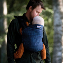 Ladda upp bild till gallerivisning, Wompat LITE Baby Carrier - Kide Merimies - 100% ekologisk bomull
