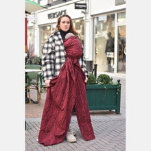 Laden Sie das Bild in den Galerie-Viewer, Yaro vävd sjal - Dandy Burgund Black Wool Blend - 60% bomull, 35% merinoull, 5% silke - Demoex
