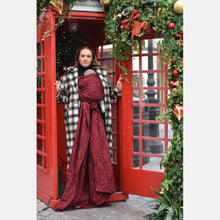 Laden Sie das Bild in den Galerie-Viewer, Yaro vävd sjal - Dandy Burgund Black Wool Blend - 60% bomull, 35% merinoull, 5% silke - Demoex
