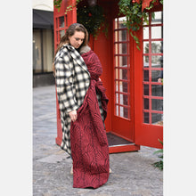 Laden Sie das Bild in den Galerie-Viewer, Yaro vävd sjal - Dandy Burgund Black Wool Blend - 60% bomull, 35% merinoull, 5% silke - Demoex
