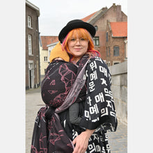 Load image into Gallery viewer, Yaro ringsjal - Geofox Duo Black Red Silver Seacell Ring Sling - 75% bomull, 25% seacell
