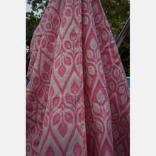 Ladda upp bild till gallerivisning, Yaro vävd sjal - La Vita Duo Fluo Pink Wool Blend - 50% bomull, 30% ull, 10% kashmir, 10% silke - Utförsäljning!
