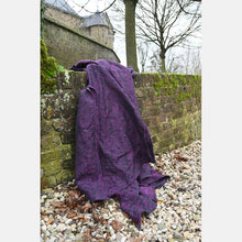 Load image into Gallery viewer, Yaro vävd sjal - Rococo Black Purple Linen Seacell - 70% bomull, 20% linne, 10% seacell - Utförsäljning!
