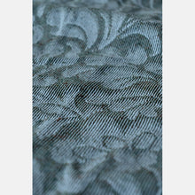 Laden Sie das Bild in den Galerie-Viewer, Yaro vävd sjal - Rococo Silver Pine Bourette - 60% bomull, 40% bourettesilke - Utförsäljning!
