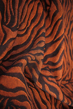 Laden Sie das Bild in den Galerie-Viewer, Yaro vävd sjal - Tiger Black Orange - 100% bomull
