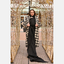 Laden Sie das Bild in den Galerie-Viewer, Yaro vävd sjal - Tiger Puffy Black Gold Cashmere Glam - 45% bomull, 45% kashmir, 5% viskos, 1% glitter - Utförsäljning!
