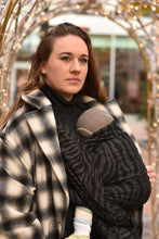 Laden Sie das Bild in den Galerie-Viewer, Yaro vävd sjal - Tiger Puffy Black Gold Cashmere Glam - 45% bomull, 45% kashmir, 5% viskos, 1% glitter - Utförsäljning!
